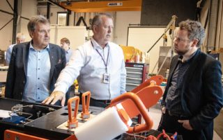 CEO at Depro AS, Kåre Stokkeland shows Minister of Trade, Torbjørn Røe Isaksen, around in Depros workshop